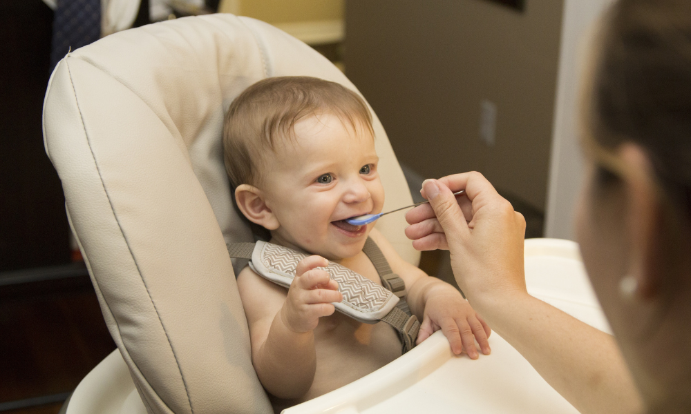 Où asseoir bébé de 4 mois pour manger ?