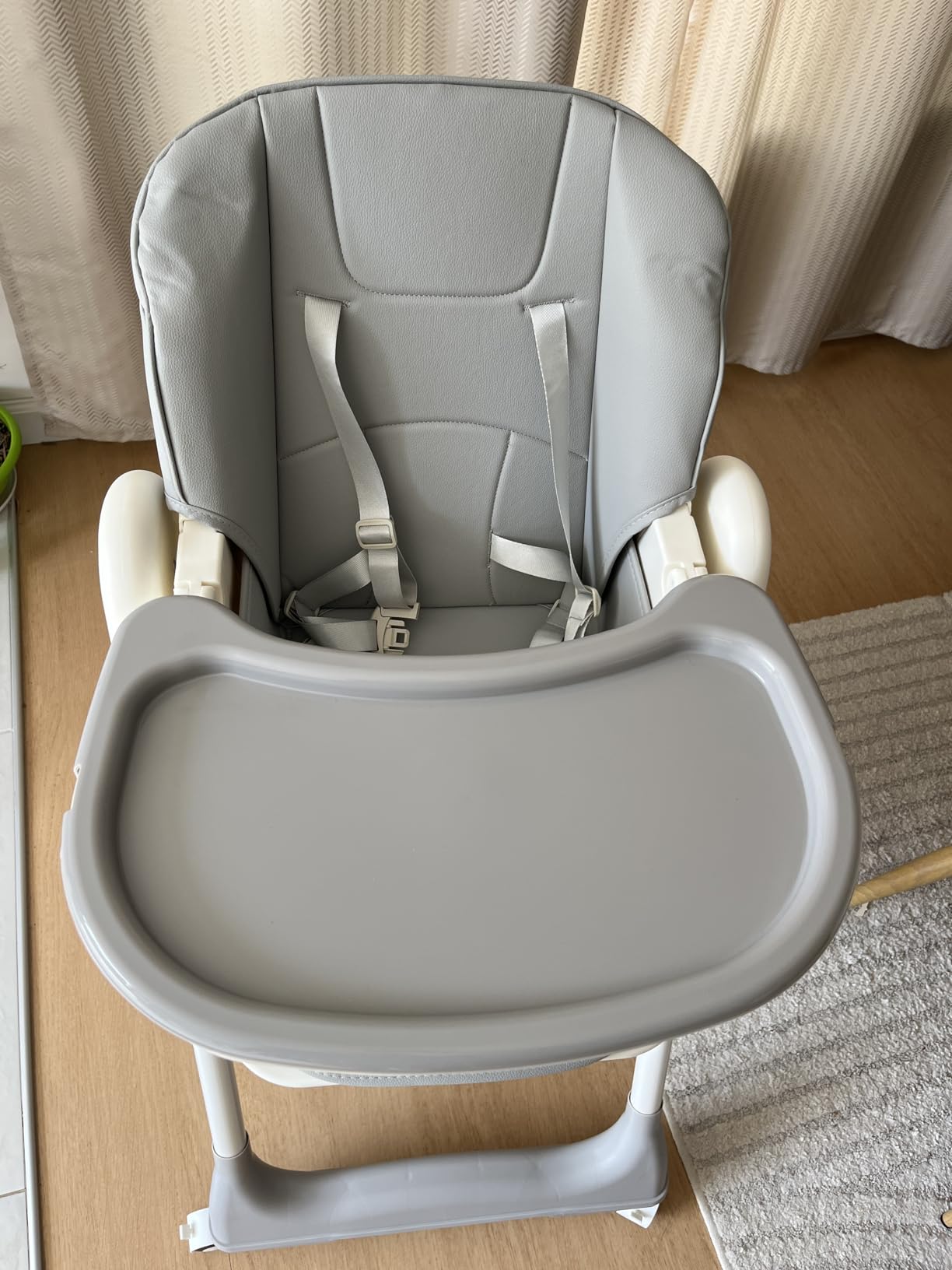 chaise haute bébé grise